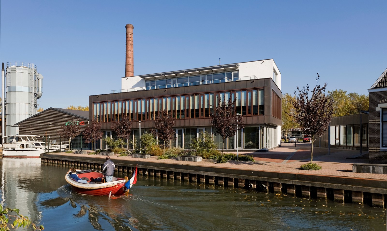 kantoorgebouw aan de IJssel